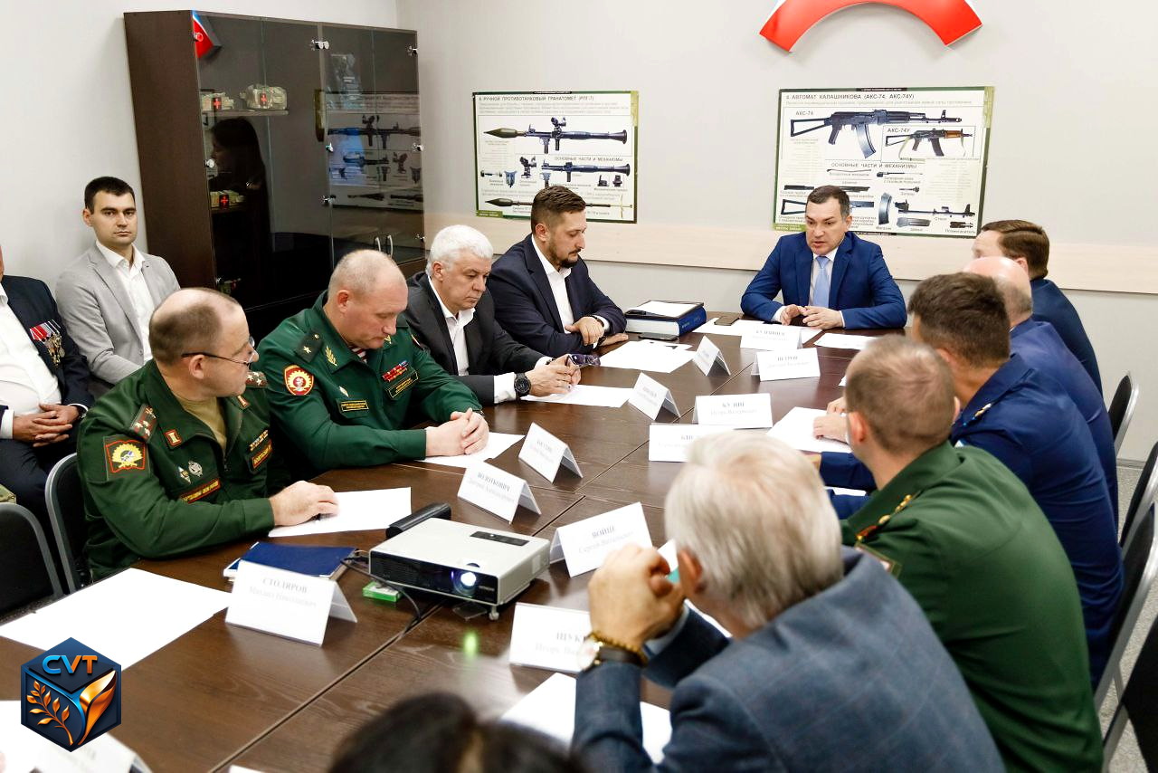 Совещание за столом на открытии городского центра